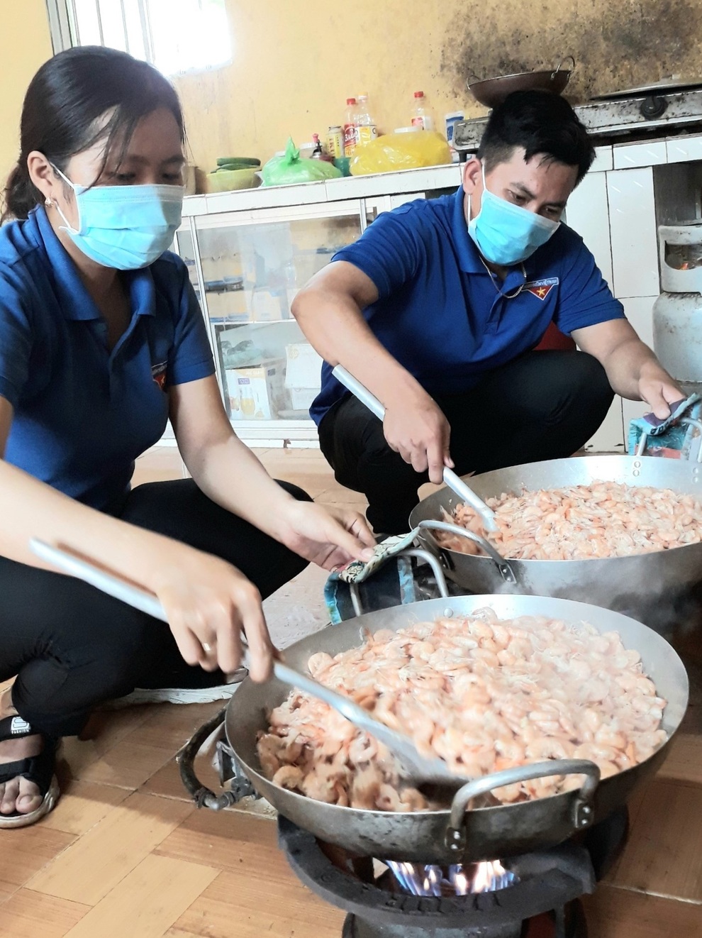 Nam đoàn viên vừa trực chốt vừa vào bếp nấu cơm hỗ trợ tuyến đầu chống dịch - 3 Nam đoàn viên vừa trực chốt vừa vào bếp nấu cơm hỗ trợ tuyến đầu chống dịch - 3