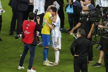 Messi an ủi Neymar, tri ân Di Maria sau chức vô địch Copa America