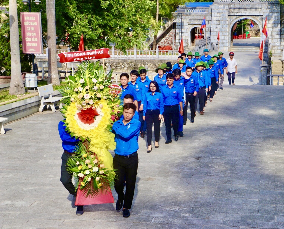 Tuổi trẻ Nghệ An và hành trình tri ân các anh hùng liệt sỹ - 3 Tuổi trẻ Nghệ An và hành trình tri ân các anh hùng liệt sỹ - 3