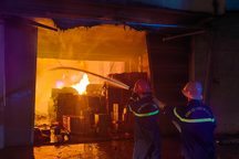 Kho hàng ở Quy Nhơn cháy lớn