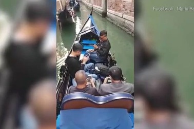 Điện thoại thông minh “giết chết”… “những cuộc tình goldola”