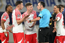 Trọng tài gây phẫn nộ với quyết định giúp Real Madrid hưởng lợi