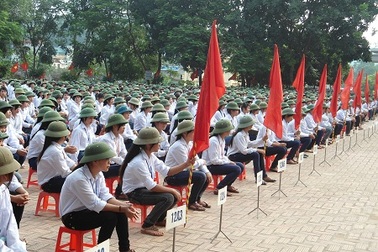 HS đội mũ cối dự lễ khai giảng 