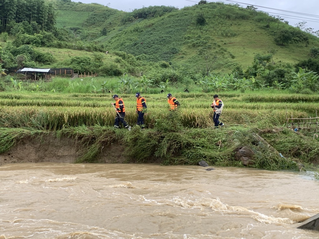 Tìm thấy thi thể 2 người bị lũ cuốn trôi ở Sơn La - 1 Tìm thấy thi thể 2 người bị lũ cuốn trôi ở Sơn La - 1