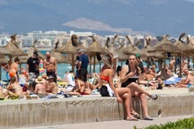 Du lịch hè châu Âu "nóng" trở lại, khách cầm "hộ chiếu vắc xin" ùn ùn đổ về