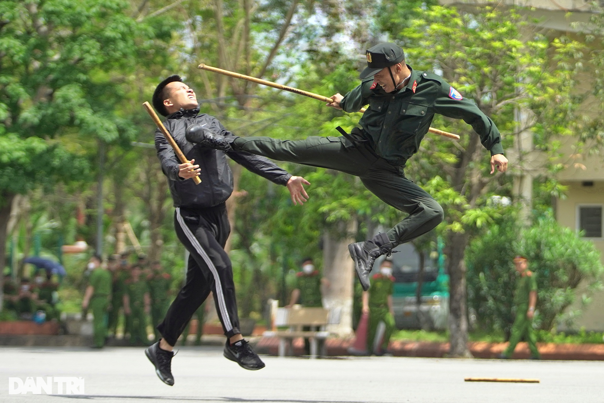 Nữ sinh HV Cảnh sát đánh võ, CSCĐ diễn tập đu dây bắn súng bảo vệ SEA Games - 12 Nữ sinh HV Cảnh sát đánh võ, CSCĐ diễn tập đu dây bắn súng bảo vệ SEA Games - 12