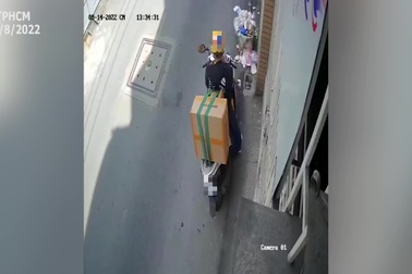 Nữ shipper "đứng hình" nhìn kẻ gian giật điện thoại