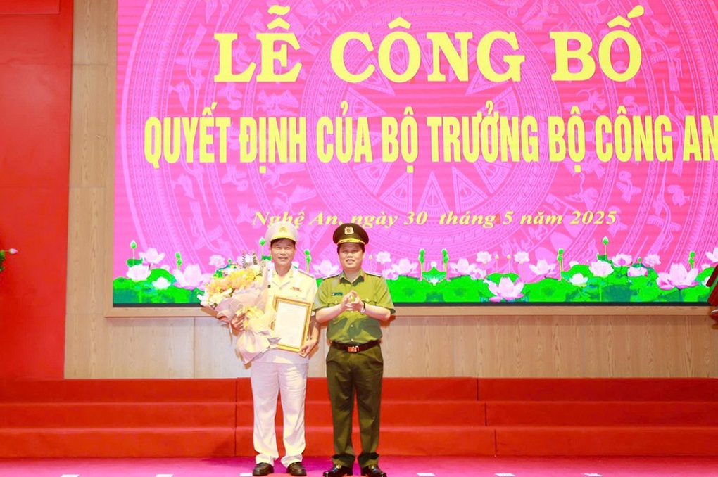 Phó Giám đốc Công an tỉnh Nghệ An nghỉ hưu trước thời hạn 29 tháng - 1 Phó Giám đốc Công an tỉnh Nghệ An nghỉ hưu trước thời hạn 29 tháng - 1