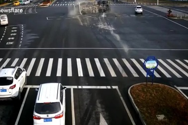 Ô tô thoát nạn trong gang tấc khi gặp xe trộn bê tông mất lái rồi lật ngang