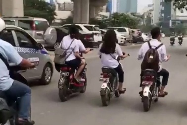 Cảnh học sinh đi xe dàn hàng trên đường phố Hà Nội