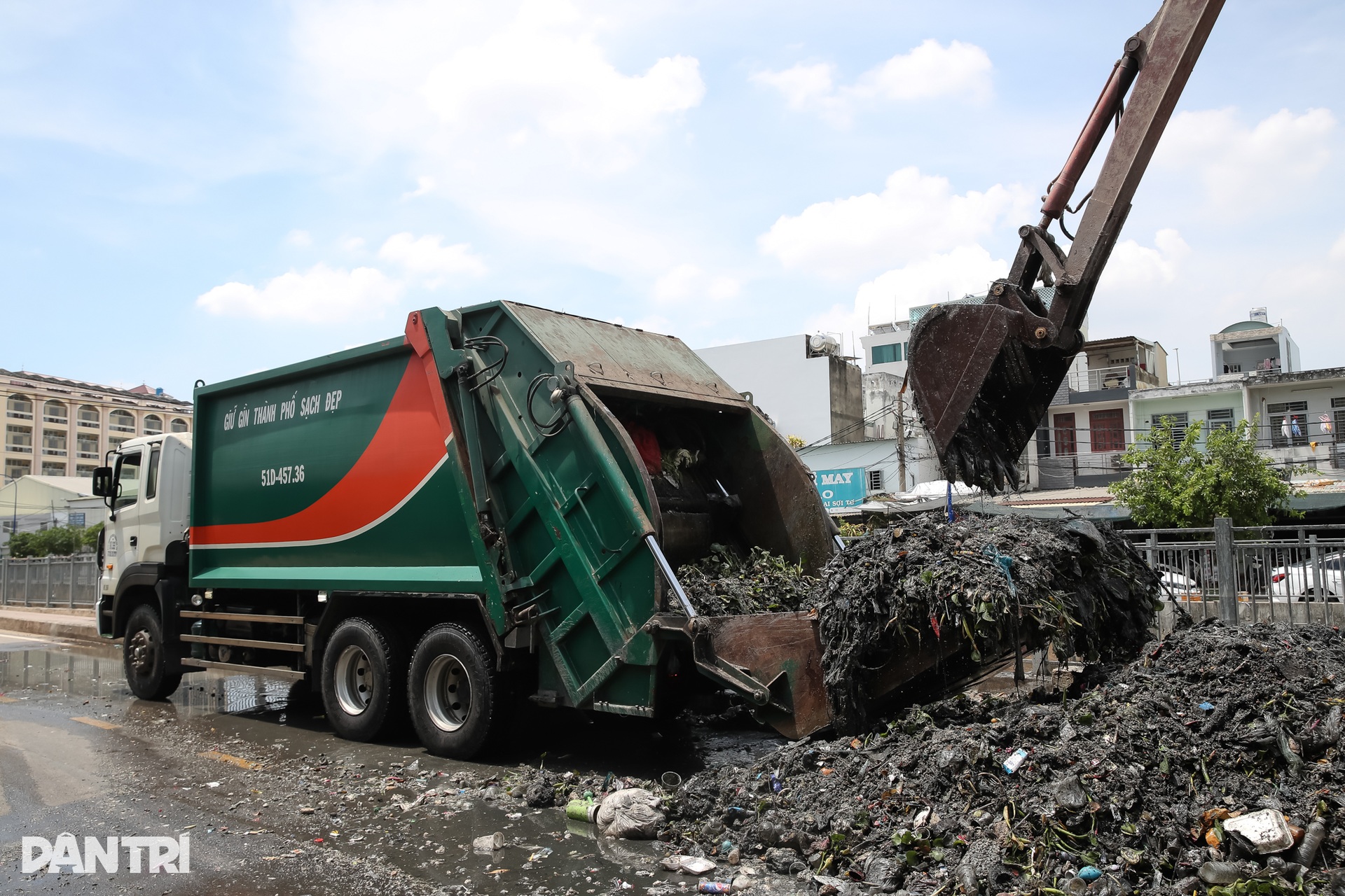 Hàng trăm tấn rác tại Kênh Nước Đen ở TPHCM đã được dọn sạch - 6