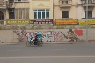 Hà Nội: Đoạn đường hơn 300 tỷ vừa thông xe đã bị bôi bẩn