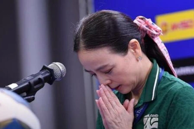 Đội tuyển Thái Lan thua đậm 0-8, trưởng đoàn Madam Pang công khai xin lỗi