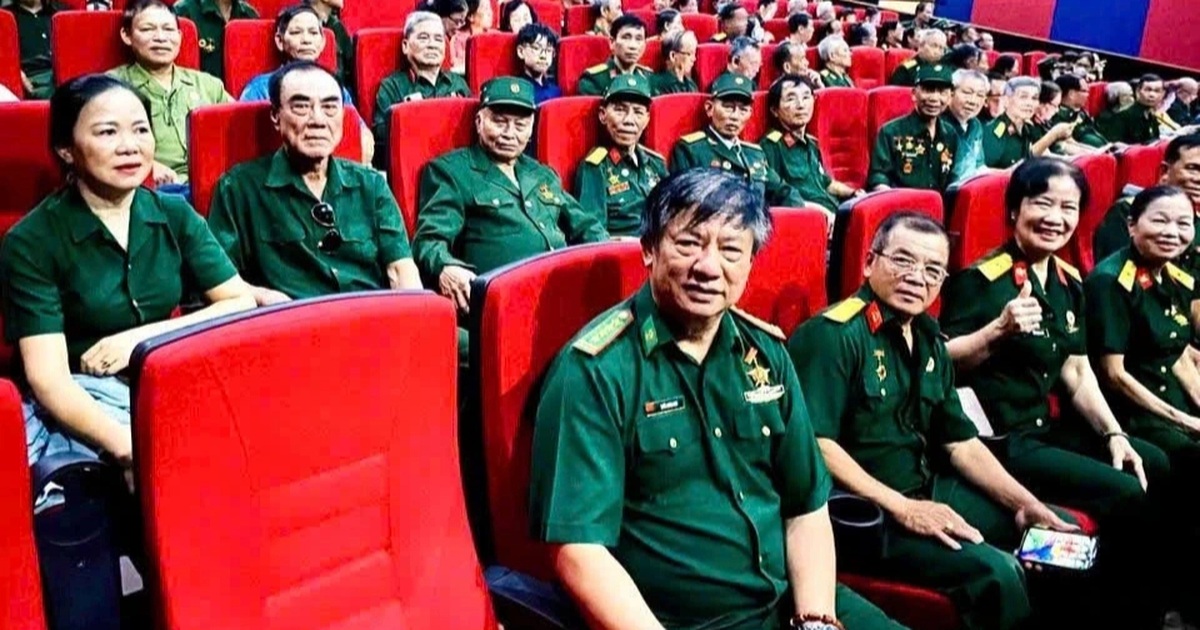 Nữ doanh nhân mua 726 vé "Mưa đỏ” tặng cựu chiến binh