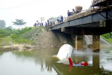 Quảng Trị: Ba ngày 2 xe ô tô rơi xuống sông