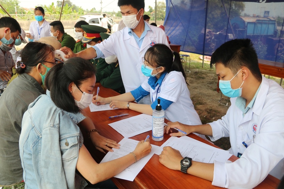 18 y bác sĩ viết đơn tình nguyện vào “tâm dịch” Covid-19 chăm sóc bệnh nhân - 5 18 y bác sĩ viết đơn tình nguyện vào “tâm dịch” Covid-19 chăm sóc bệnh nhân - 5