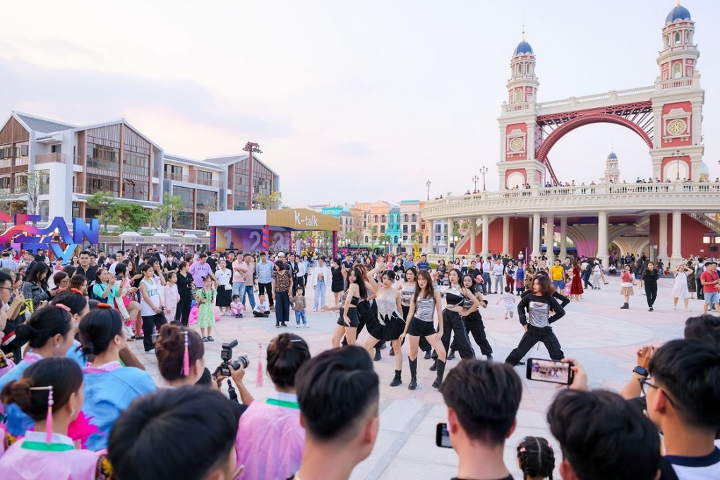 Hàng nghìn người hòa mình trong văn hóa Hàn Quốc tại lễ hội K-Day in K-Town - 1 Hàng nghìn người hòa mình trong văn hóa Hàn Quốc tại lễ hội K-Day in K-Town - 1