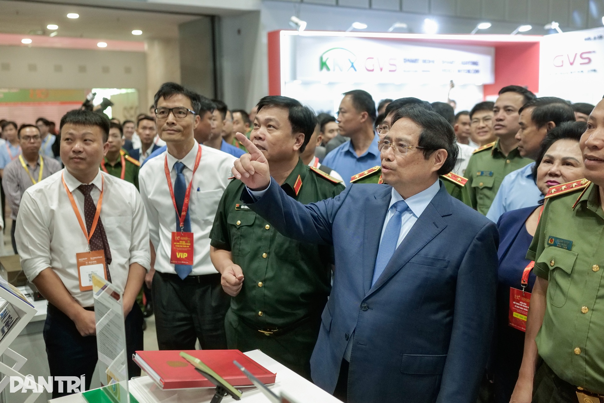 Thủ tướng tham quan triển lãm quốc tế về kỹ thuật và phương tiện PCCC, CNCH - 2 Thủ tướng tham quan triển lãm quốc tế về kỹ thuật và phương tiện PCCC, CNCH - 2