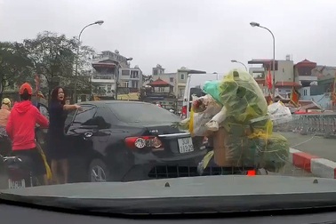 Có thể xử phạt nữ tài xế quay xe trên cầu, gây gổ với người đi xe máy như thế nào?