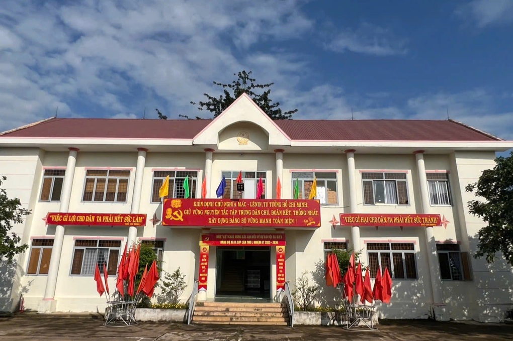 Xã biên giới không nhận hoa đại hội xin đổi quà cho học sinh mồ côi - 1 Xã biên giới không nhận hoa đại hội xin đổi quà cho học sinh mồ côi - 1