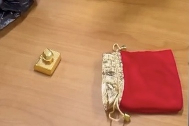 Khởi tố người phụ nữ buôn lậu 13 lượng vàng