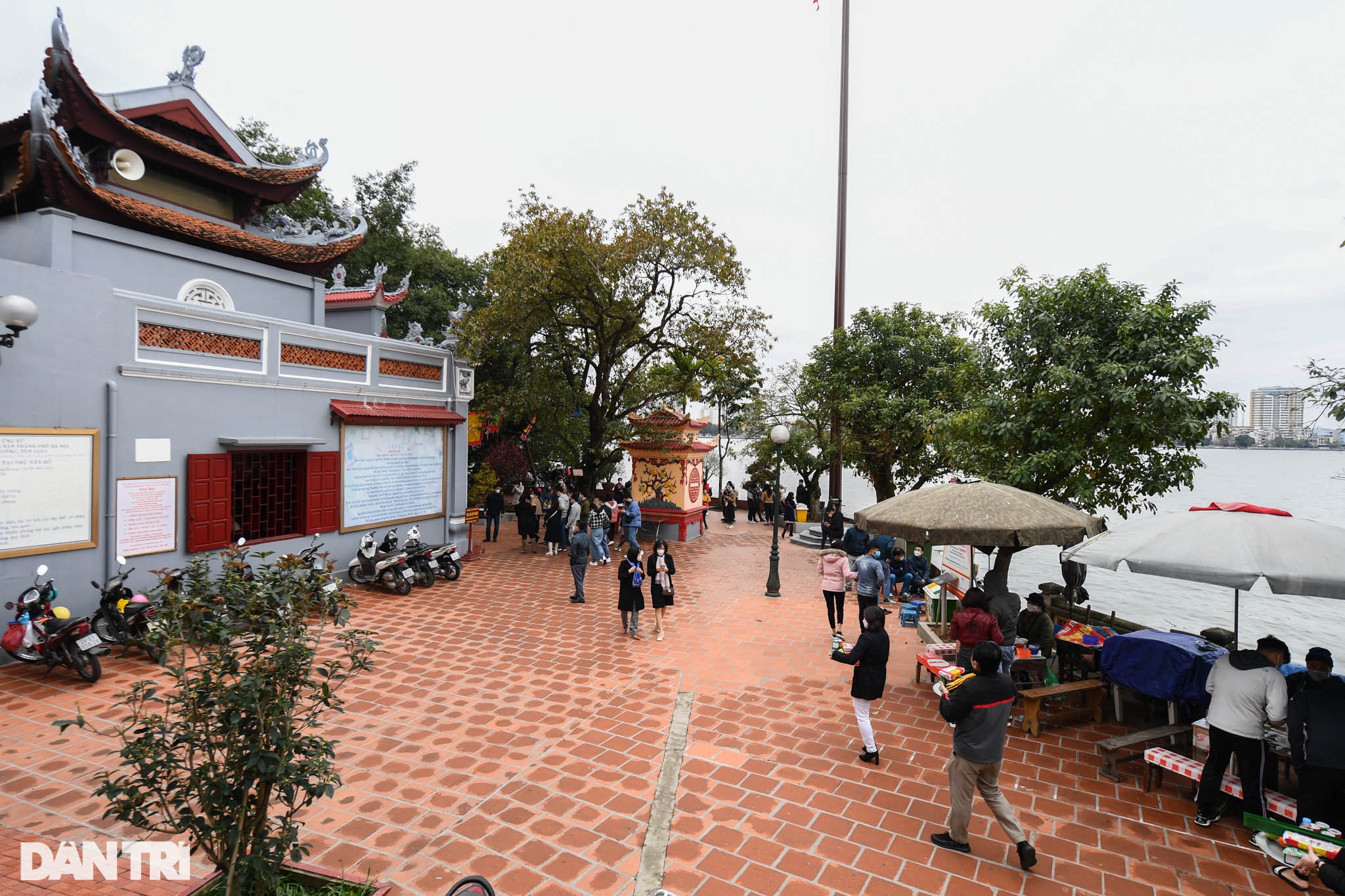 Phủ Tây Hồ bất ngờ vắng vẻ ngày mở cửa trở lại - 3 Phủ Tây Hồ bất ngờ vắng vẻ ngày mở cửa trở lại - 3