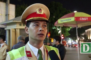 Hà Nội: Không bắn pháo hoa người dân vẫn nô nức ra đường đón giao thừa