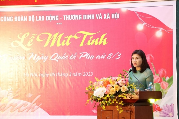 Đồng chí Hoàng Thị Thu Huyền – Chủ tịch Công đoàn Bộ phát biểu tại buổi Lễ mít tinh kỷ niệm ngày Quốc tế phụ nữ 8/3