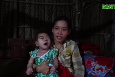 Xót xa tiếng khóc khan của bệnh nhi nghèo trong ngôi nhà rách