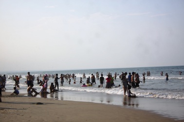 Du khách về biển Quảng Trị tăng đột biến , các khách sạn chật kín phòng