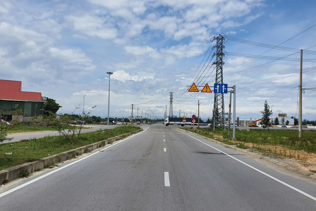 Hàng loạt nắp cống trên đường 210 tỷ đồng mới đưa vào sử dụng biến mất - 1 Hàng loạt nắp cống trên đường 210 tỷ đồng mới đưa vào sử dụng biến mất - 1