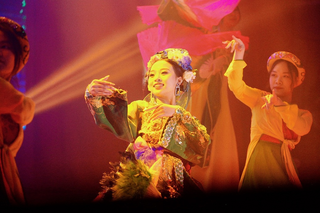 Mãn nhãn màn trình diễn hầu đồng của nữ sinh trường Báo - 2 Mãn nhãn màn trình diễn hầu đồng của nữ sinh trường Báo - 2