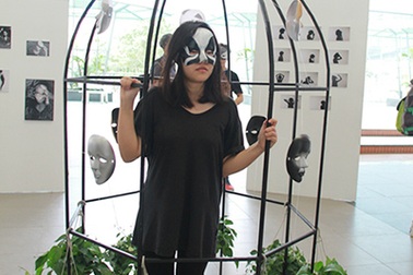 Triển lãm ảnh chống bạo lực, kì thị trong học đường độc đáo của HS trường Ams