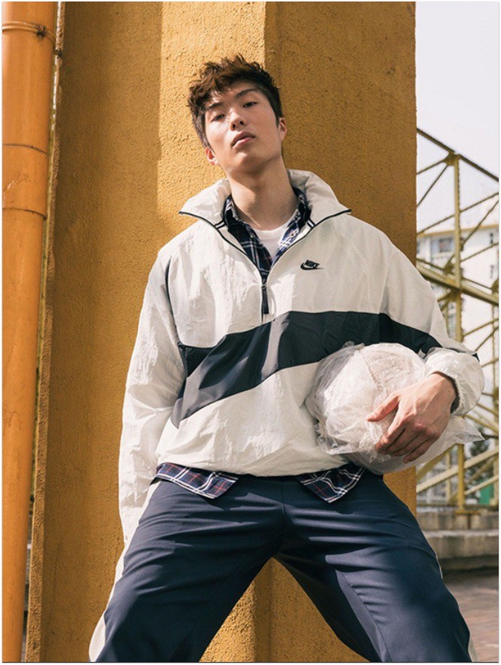 Đòi hôn mỹ nam Olympic trên truyền hình, nữ MC nhận rổ gạch đá - 3