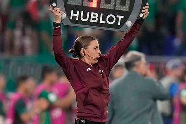 Nữ trọng tài đầu tiên trong lịch sử World Cup sắp xuất hiện