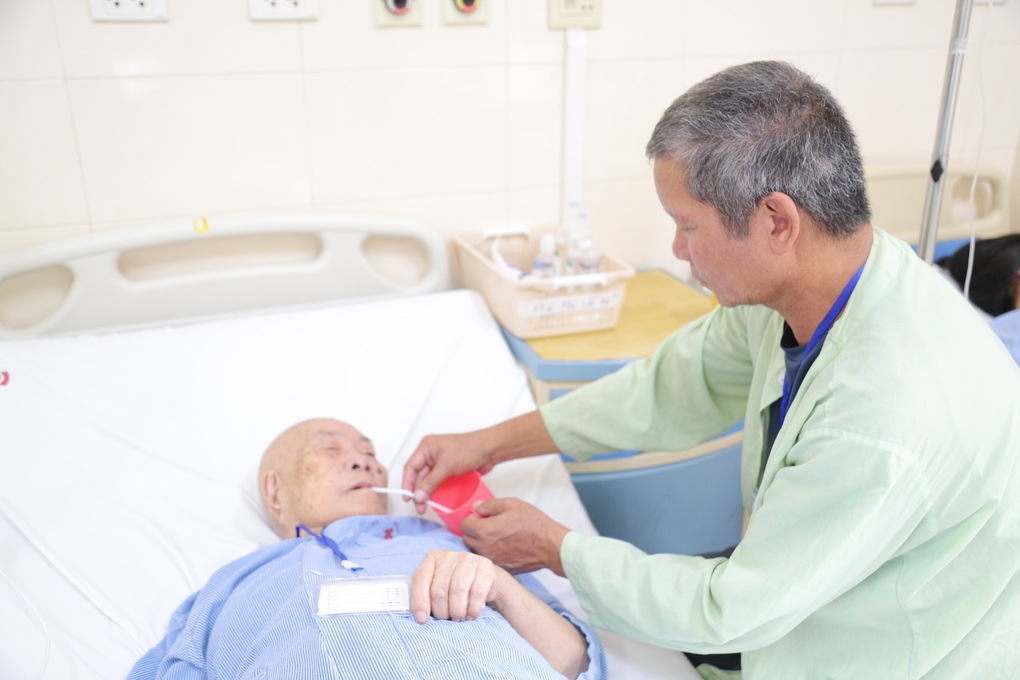 Bệnh nhân 96 tuổi được phẫu thuật ung thư trực tràng thành công - 2 Bệnh nhân 96 tuổi được phẫu thuật ung thư trực tràng thành công - 2
