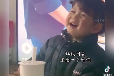 Phản ứng cực nhanh của những đứa trẻ khiến bố mẹ không kịp trở tay