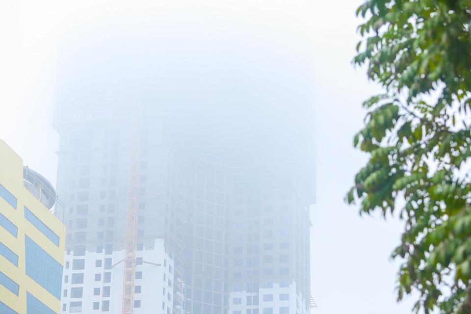 Hà Nội: Sương mù bao phủ dày đặc, các tòa nhà cao tầng bất ngờ biến mất - 7 Hà Nội: Sương mù bao phủ dày đặc, các tòa nhà cao tầng bất ngờ biến mất - 7