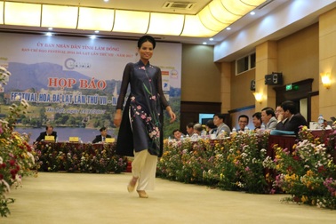 Lần đầu tiên tơ lụa Lâm Đồng được tôn vinh trong Festival hoa Đà Lạt