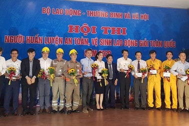 Trao giải trong cuộc thi "Người huấn luyện ATVSLĐ giỏi toàn quốc năm 2020"