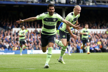 Arsenal "đầu hàng", Man City chờ ngày vô địch Premier League