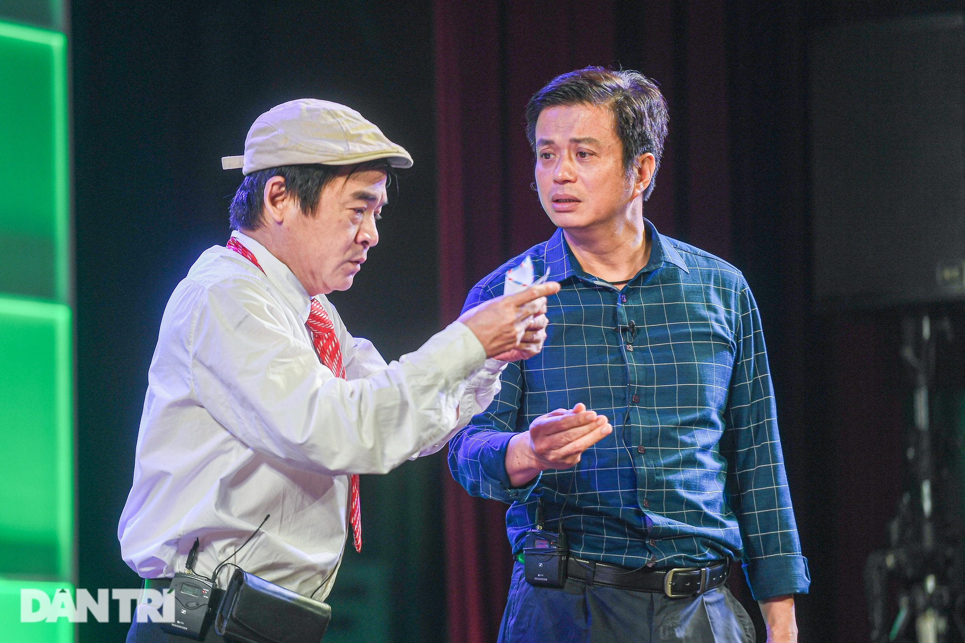 NSND Lê Khanh cười tít, NSƯT Quốc Tuấn mặc đồ ngủ lên sân khấu diễn kịch - 16 NSND Lê Khanh cười tít, NSƯT Quốc Tuấn mặc đồ ngủ lên sân khấu diễn kịch - 16