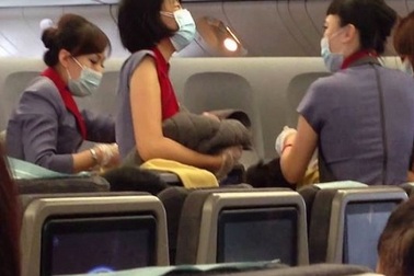 Phi hành đoàn cuống quýt đỡ đẻ cho hành khách trên máy bay