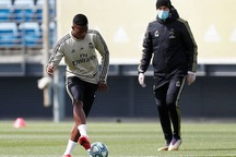 HLV Zidane đeo khẩu trang chỉ đạo cầu thủ Real Madrid