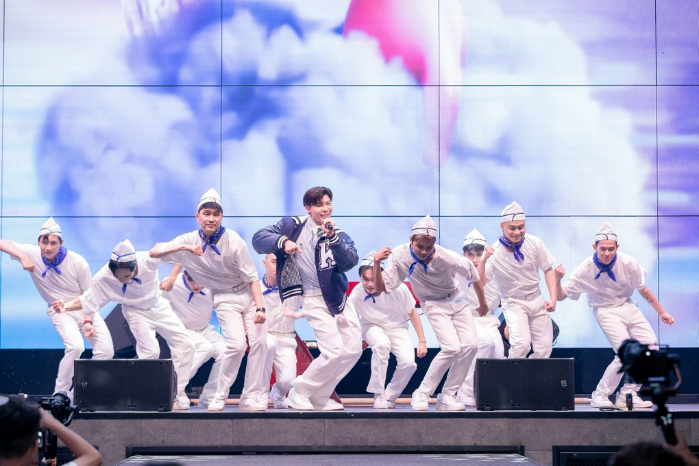 Erik thừa nhận áp lực, ít đi show vì giọng hát gây tranh cãi - 2 Erik thừa nhận áp lực, ít đi show vì giọng hát gây tranh cãi - 2
