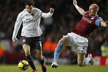 Arsenal và Aston Villa "níu chân" nhau tại Villa Park