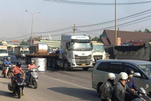 Ớn lạnh xe chở thép cuộn chằng buộc sơ sài: Không gây tai nạn có bị xử lý?