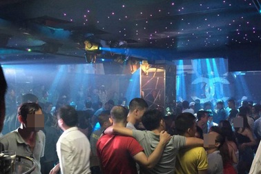 Hơn 300 khách nhốn nháo bỏ chạy khi cảnh sát ập vào kiểm tra quán bar