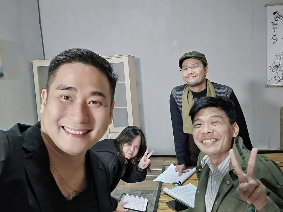 Những hình ảnh hậu trường vui nhộn của phim Cha tôi, người ở lại - 13 Những hình ảnh hậu trường vui nhộn của phim Cha tôi, người ở lại - 13