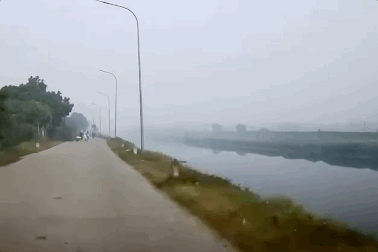 Lao vào người sang đường ẩu, nữ sinh đi xe máy ngã nhào nguy hiểm